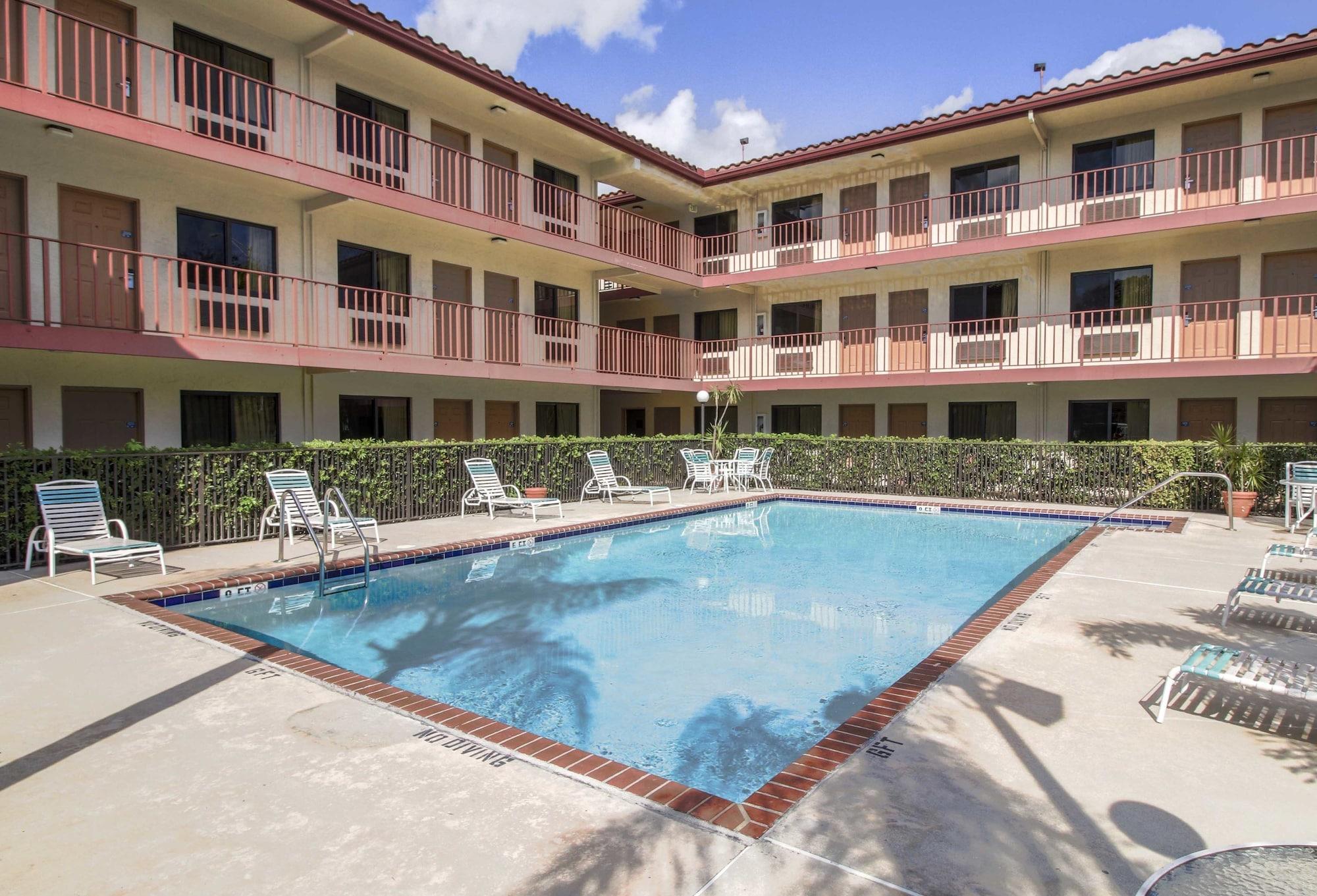 Inn Of America Palm Beach Gardens Bagian luar foto